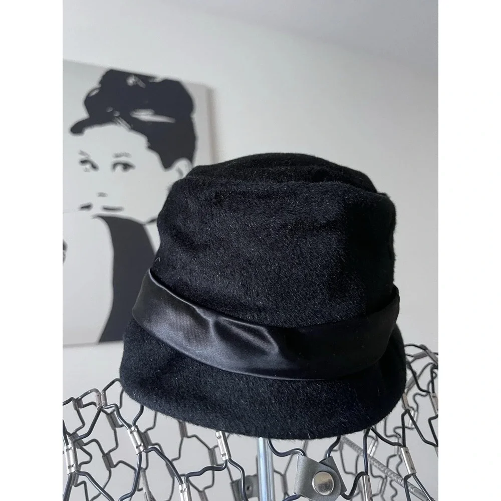 Vintage Black Felt Cloche‎ Hat with Satin Ribbon Band Elegant Mid-Century Style